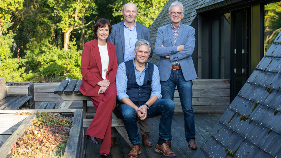 Carien Neven (beweging.net), Hans Vermeulen (Onesto), Erwin De bruyn (Stebo) en Paul Claes (Dubolimburg). Zij vertegenwoordigen de werkmaatschappijen die samen de dienstverlening van energiehuis Limburg organiseren.