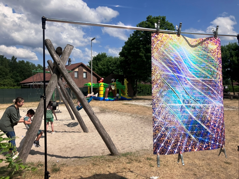 De artists in residence van het project oPEN Lab showden een visueel ontwerp voor hun creatieve zonnepanelenwand. Kinderen leefden zich uit op de speeltuin en op het springkasteel.