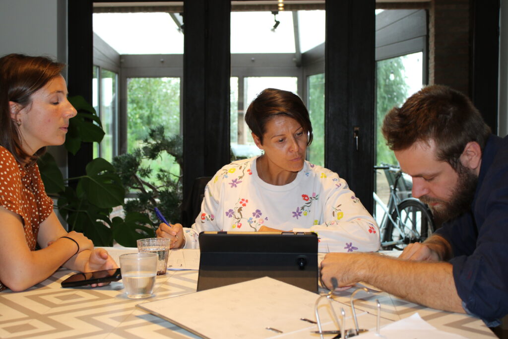 Technisch adviseur Debby De Krem geeft onafhankelijk advies aan bewoners van Alken. © Gemeente Alken