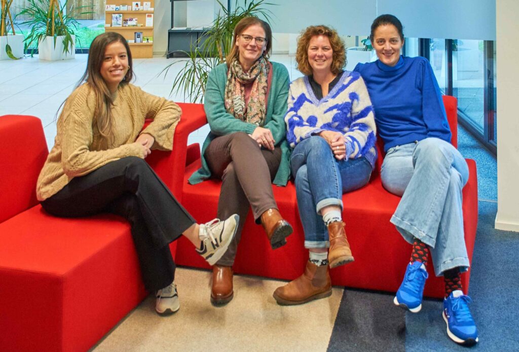 Asmae, Inne, Karine en Martien (v.l.n.r.) versterken team Werk & sociale inclusie als job- en taalcoaches.